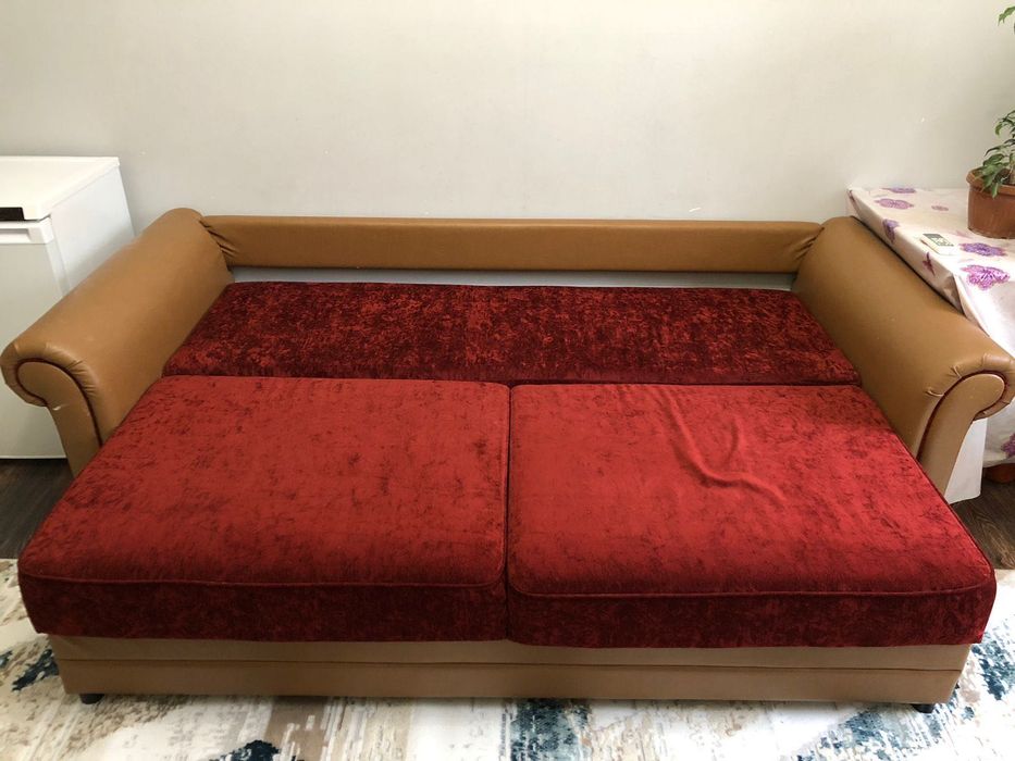 Диван с подушками