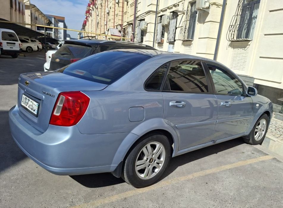 Автомобиль Lacetti