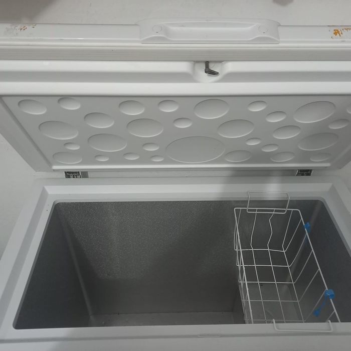 Продам морозильник Haier 215л.