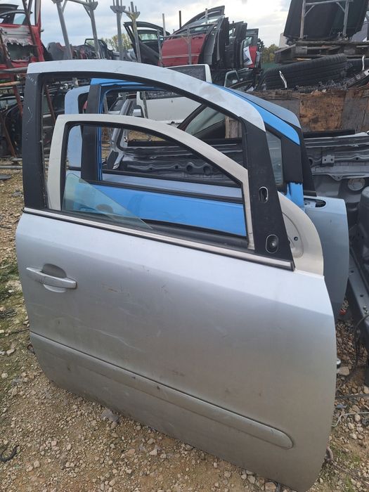 Предна лява врата Opel Zafira B / Опел Зафира Б 2006г.