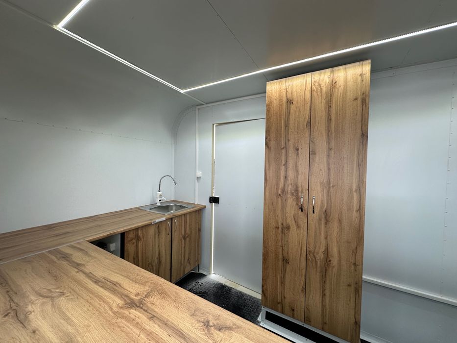 Каравана за бързо хранене е първата в България.