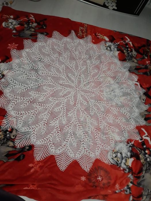 Față de masă rotundă,croșetată din macrame