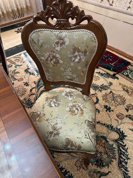 Стол и 6 стульев