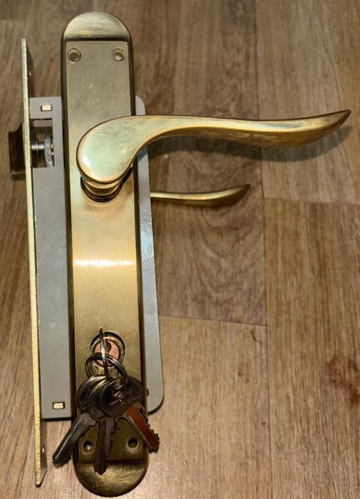 Зеркало, замок, ножки