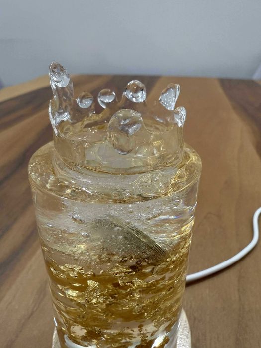 Авангардна декоративна лампа с монета от 1 лев във водата