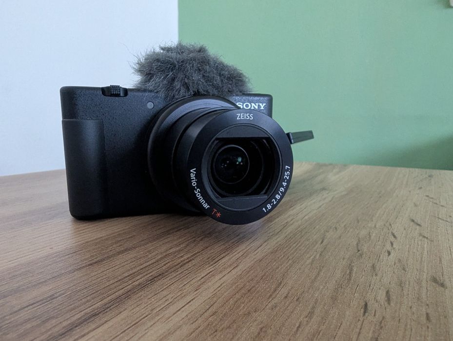 Sony ZV-1 + Грип GP-VPT2BT + 5 батерии + зарядно + 64GB - Като нов / Ready-to-shoot