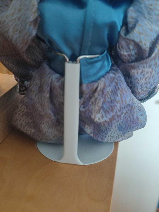 Порцеланова кукла със стойка