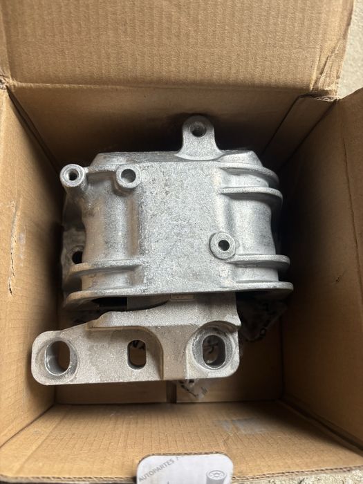 Опора - подушка двигателя Volkswagen Jetta 6