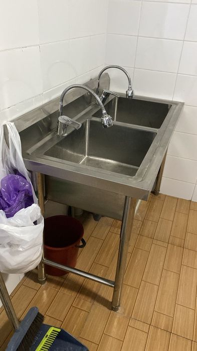 Двойная профессиональная мойка в хорошем состоянии