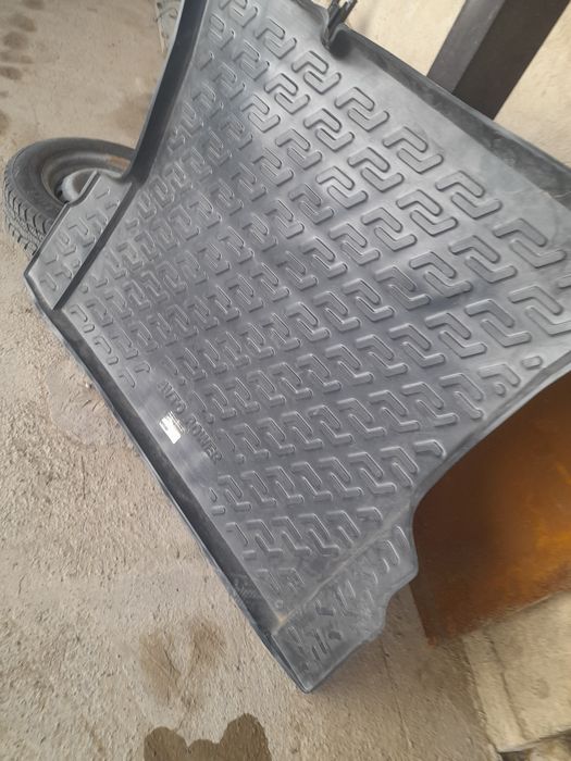 Полик для багажник. Шеврале кобольт.