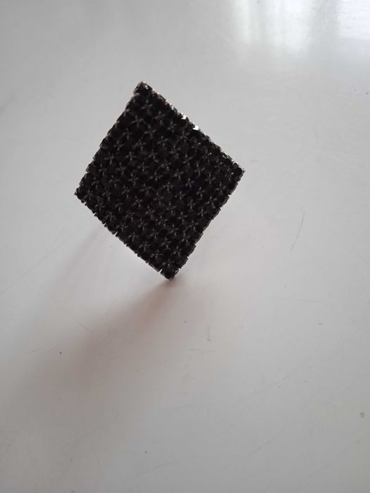 Нов дамски пръстен с черни камъни