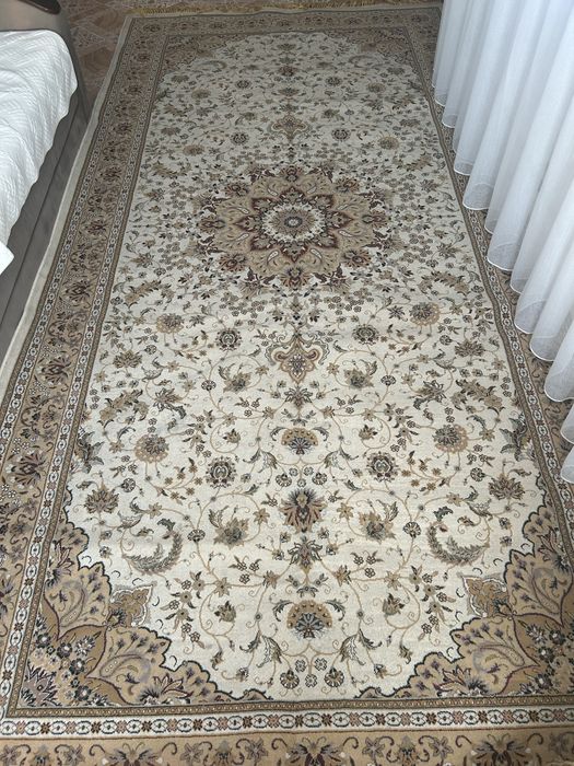 Продам ковер в гостиную