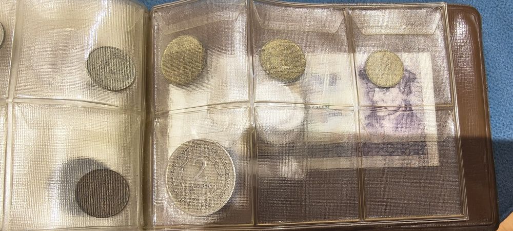 Продавам класьор с марки и монети