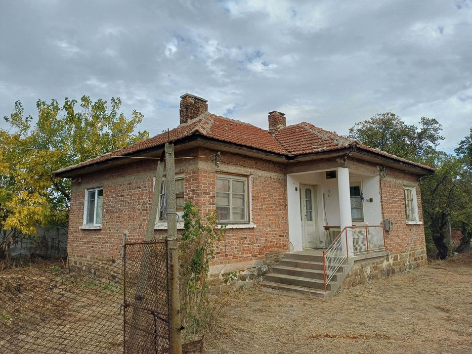 Къща с двор в село Зимница