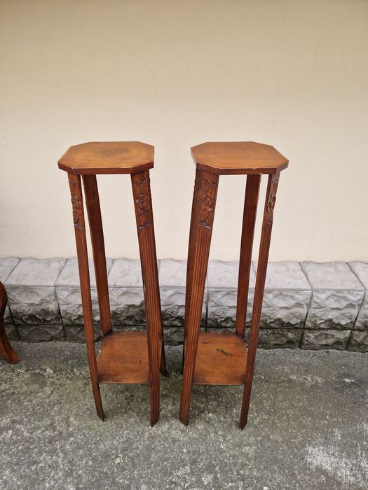 Чудесни антикварни дървени високи масички цветарници