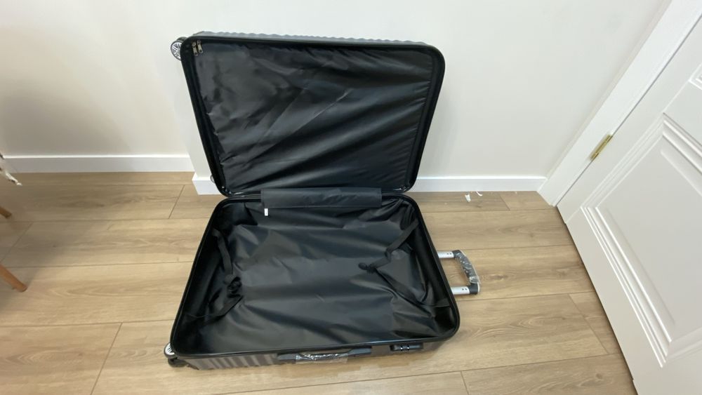 Чемодан на колесах дорожный