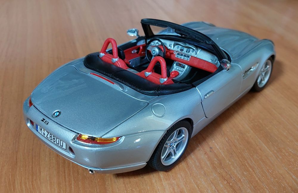 Коллекционная модель автомобиля 1-18