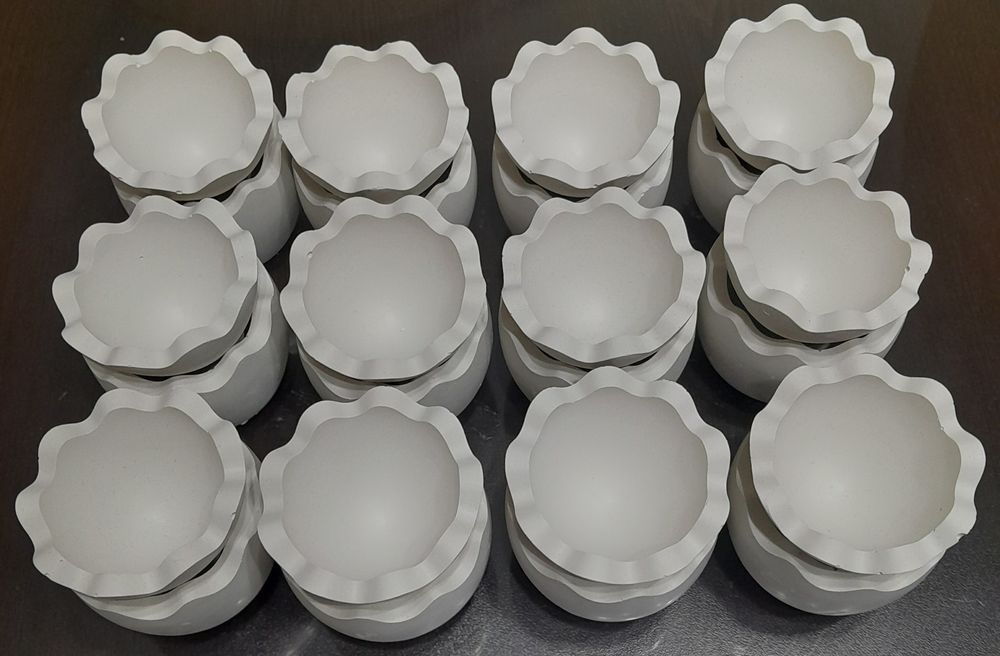 Кашпи,ръце, обувки и фламинго  за декориране.