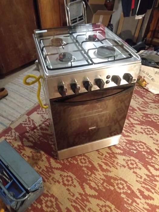 Vând aragaz Zanussi inox