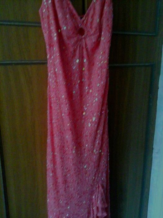 Не дорого фирменное вечернее с паетками платье