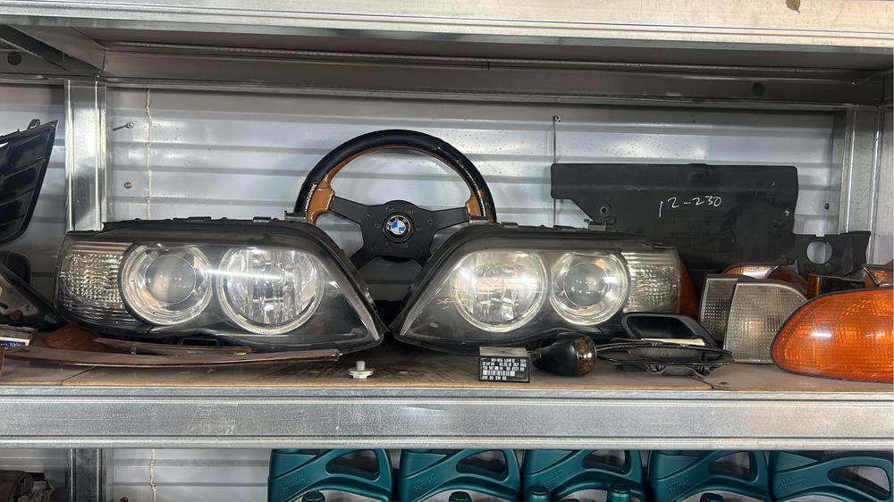 Продам фары от Е53. Рест. Оригинал. Пара