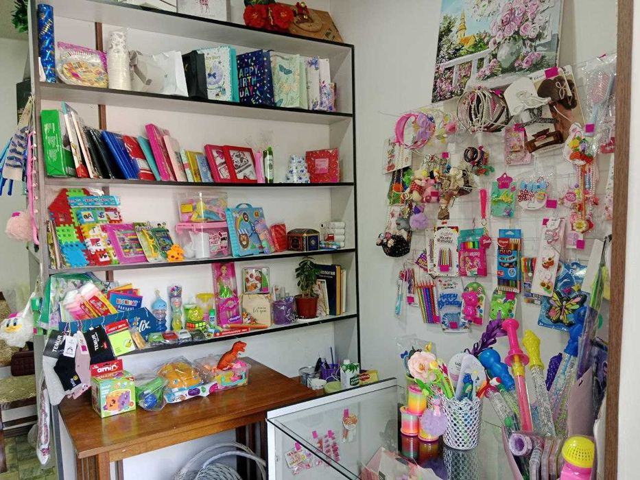 Продаются полки со стеклянными стеллажами для магазина