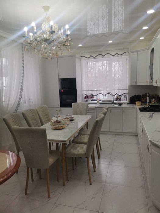 Продам стол на кухню и восемь стульев.