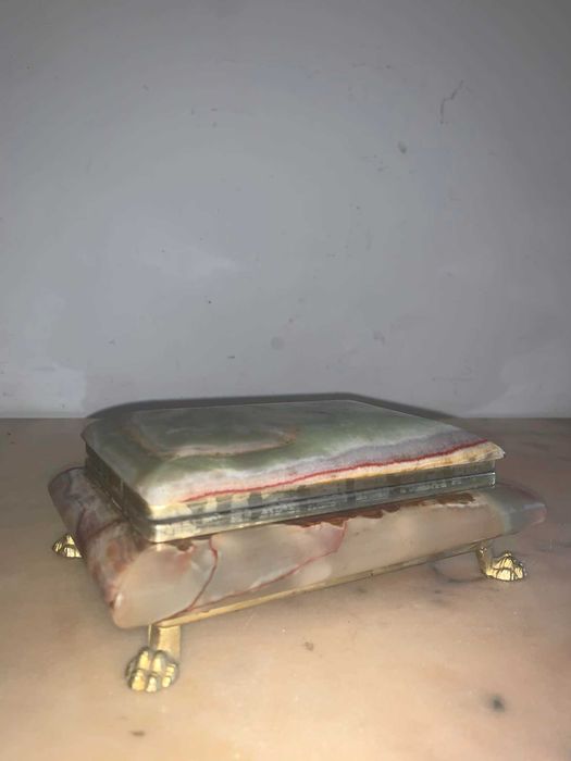 Caseta de bijuteri din piatra onix