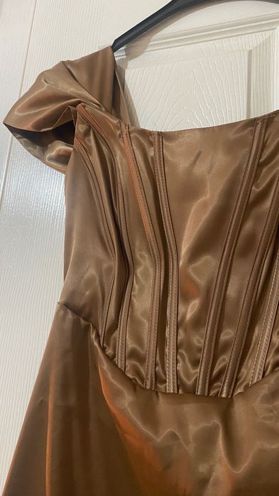 Къса кафява рокля