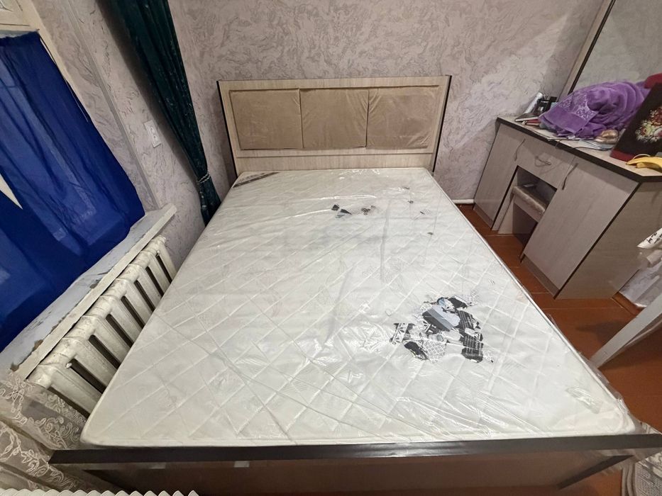 Продается двуспальная кровать.размер матраса 210*170 Почти как новый