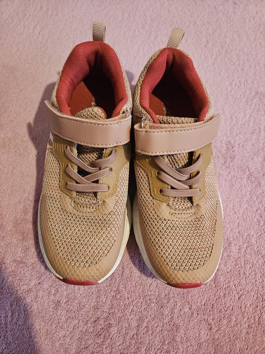 Запазени обувки за момиче