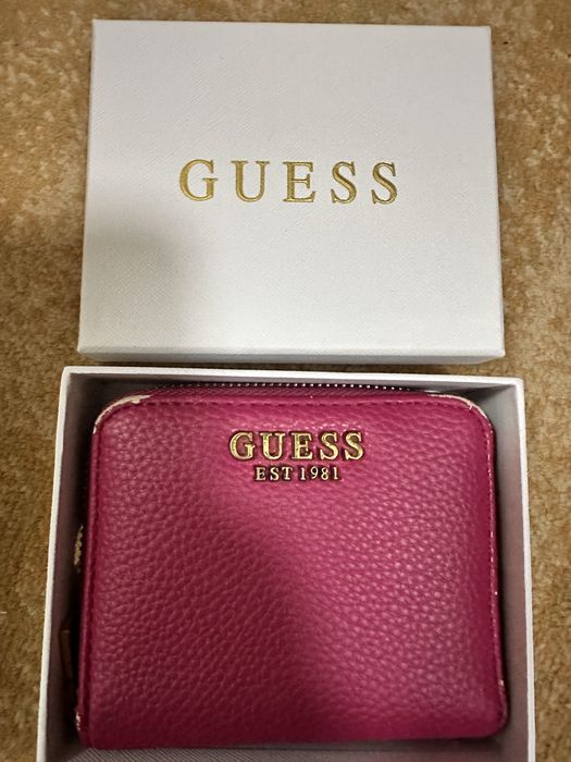 Дамско розово малко портмоне Guess