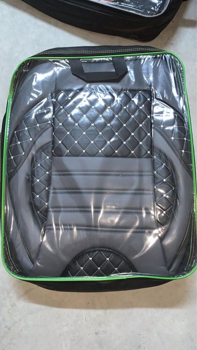 Huse auto cu romburi universale