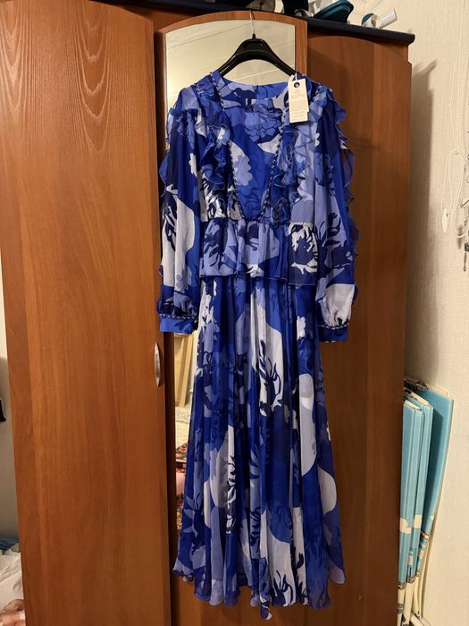 Әдемі көйлек сатылды.