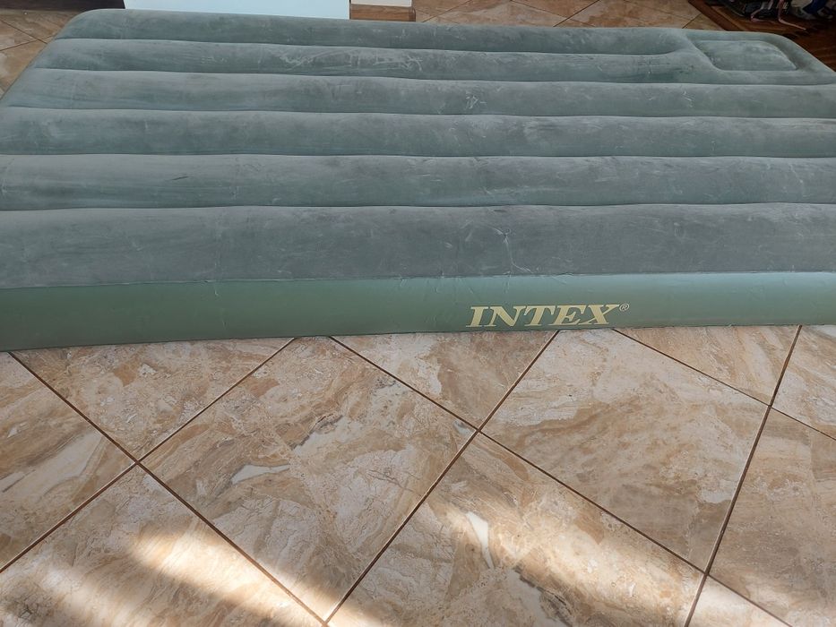 Надуваем матрак Intex