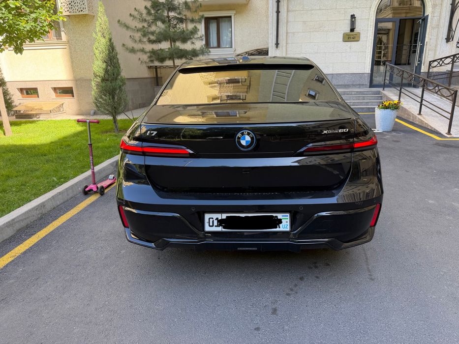 Продаётся BMW i7 Xdrive 60 black edition