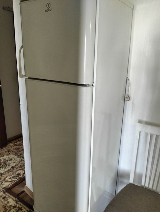 Продам холодильник Индезит на запчасти самовывоз