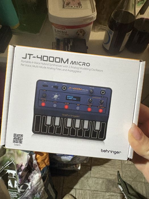 Behringer JT-4000M Micro – малък портативен синтезатор.