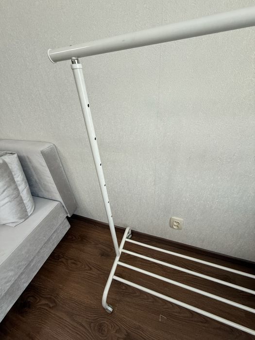 Продам напольную вешалку для одежды