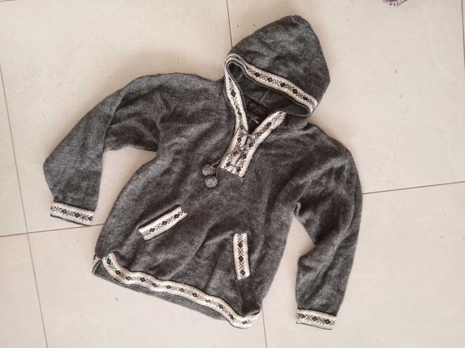 Ръчно изработен, сив пуловер от Перy  100% алпака 38 s m