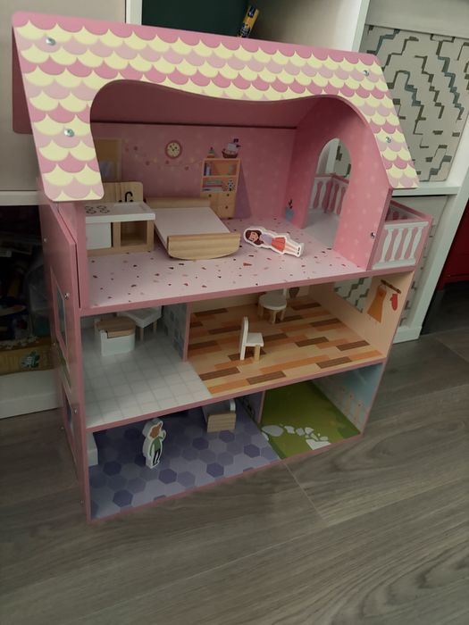 Дървена къща за кукли