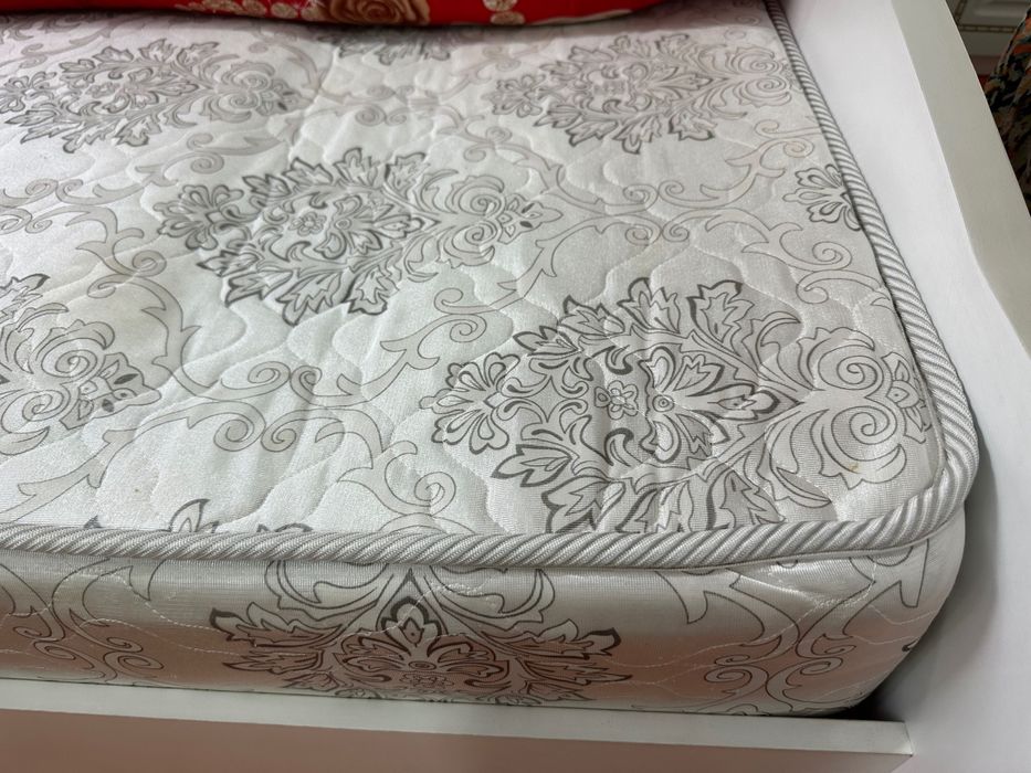 Двуспальная кровать