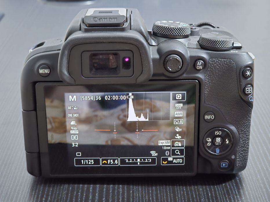 Aparat foto canon r10