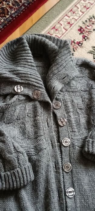 Vând doua cardigane pufoase și calduroase