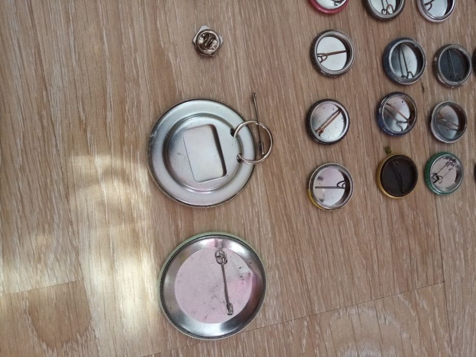 Метални значки     .