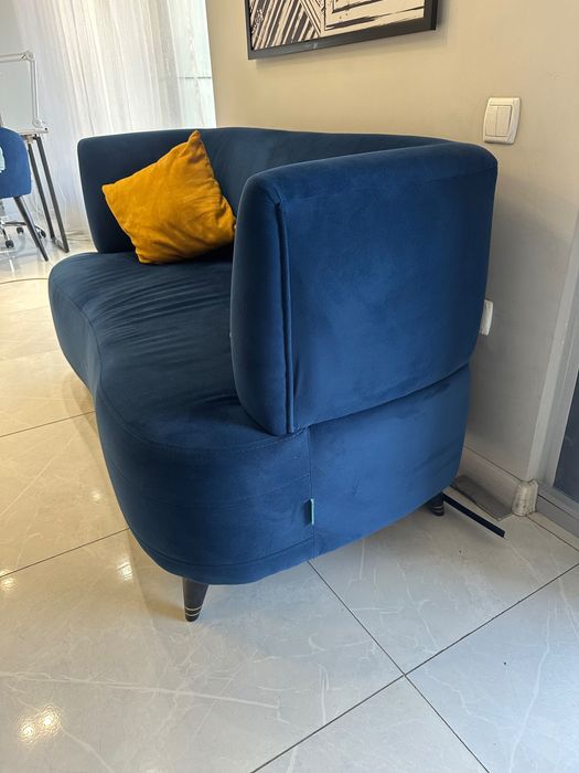 Диваны, стулья , столы, раковина, люстры.