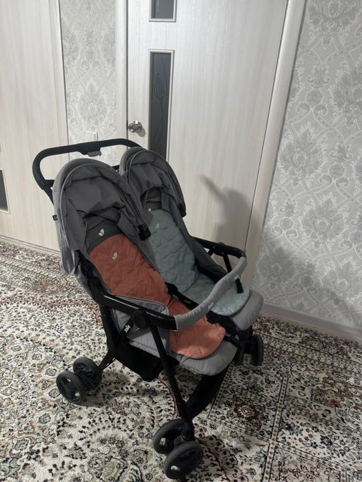 Егіздерге арналған коляска сатылады.