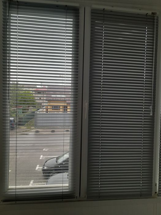 Jaluzele orizontale din aluminiu,  culoare gri