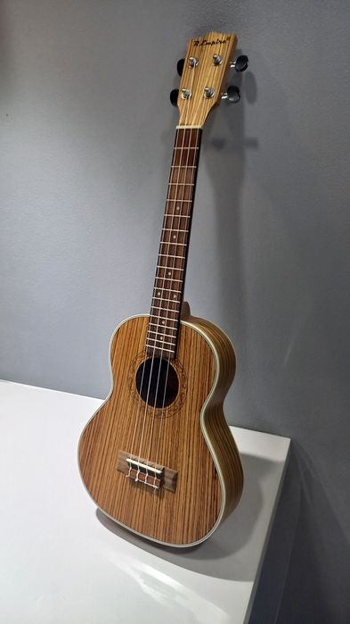 Продам укулеле концерт