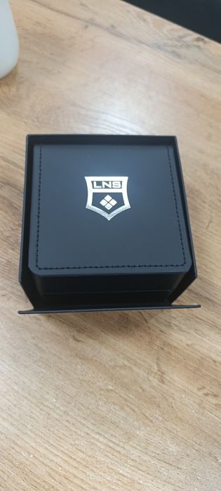 PREMIUM  dizaynga ega zamonaviy LNS qoʻl soati sotiladi